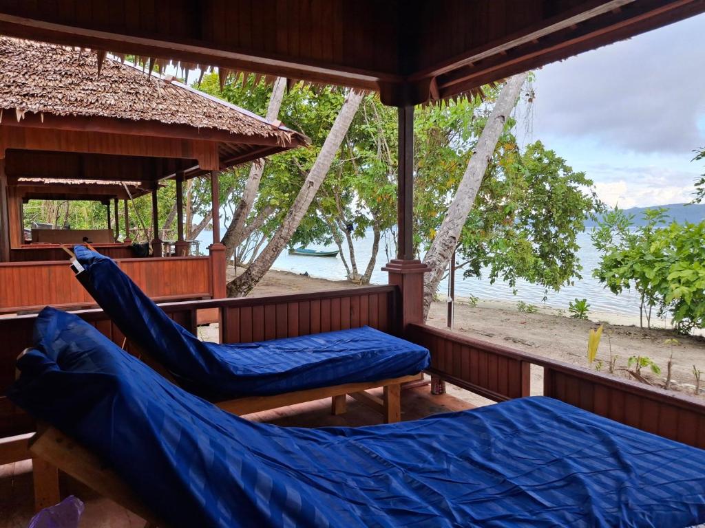Eddo Homestay Raja Ampat dengan bungalow kayu sederhana di tepi laut